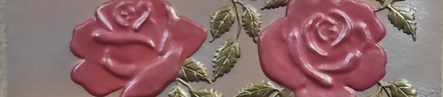 Detalle de una obra de rosas en relieve de Nicoleta Filip